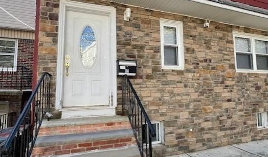 14 MEADOW St, Bayonne, NJ 07002 - 6 Beds, 2 Bath