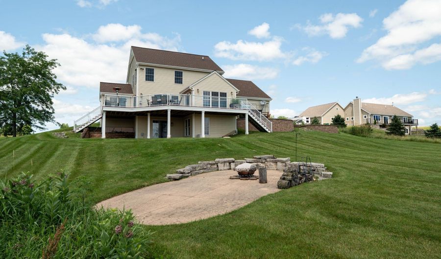 8866 Deer Run Dr, Allenton, WI 53002 - 4 Beds, 3 Bath