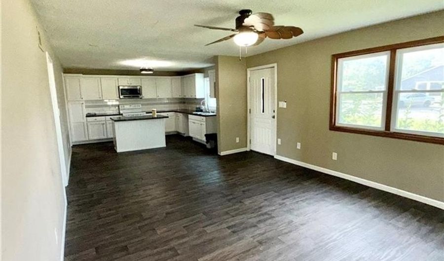 401 W Chestnut St, Archie, MO 64725 - 6 Beds, 3 Bath