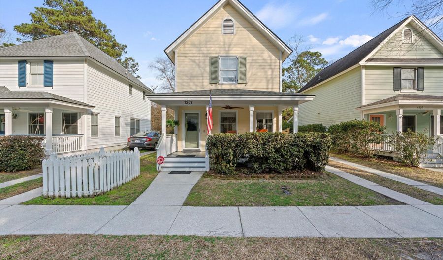 1307 Broad St, Beaufort, SC 29902 - 2 Beds, 3 Bath