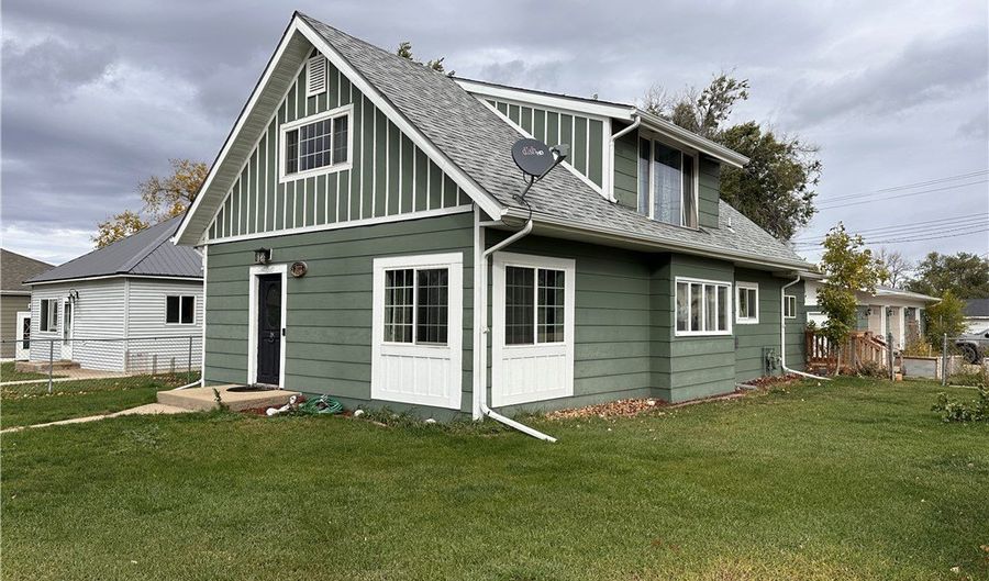 522 S 2nd St W, Baker, MT 59313 - 3 Beds, 2 Bath