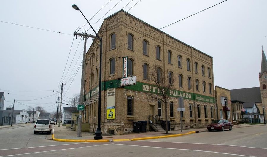 300 4th St, Algoma, WI 54201 - 1 Beds, 2 Bath