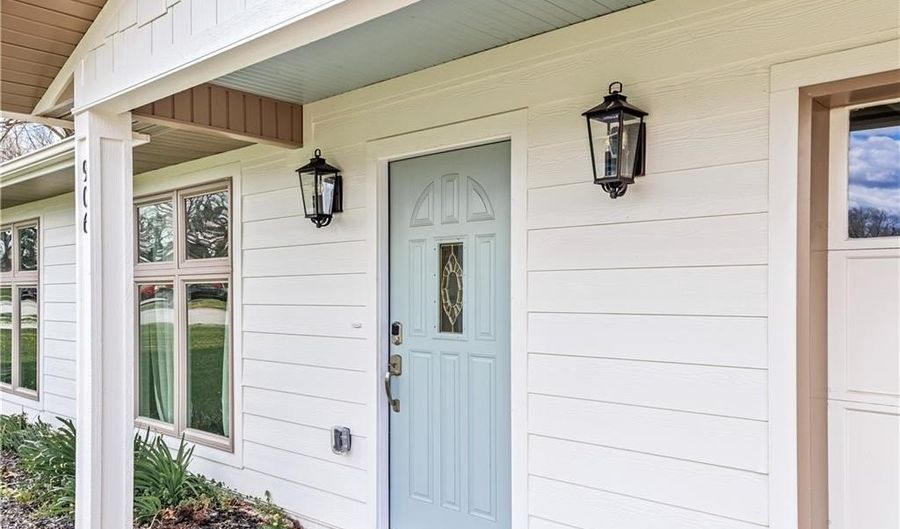 906 SE G St, Bentonville, AR 72712 - 3 Beds, 2 Bath