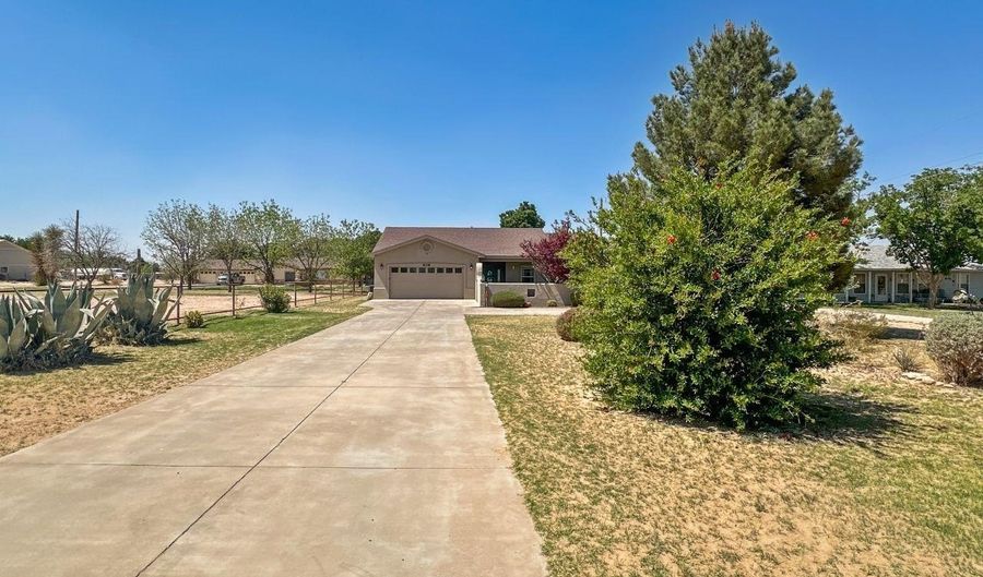 808 E Chapman Rd, Carlsbad, NM 88220 - 3 Beds, 2 Bath