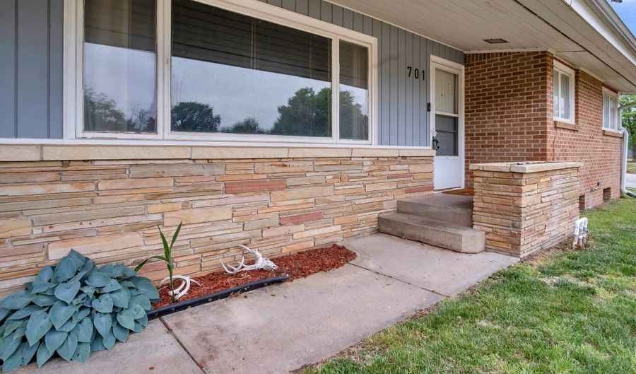 701 W Main St, Arlington, KS 67514 - 4 Beds, 3 Bath