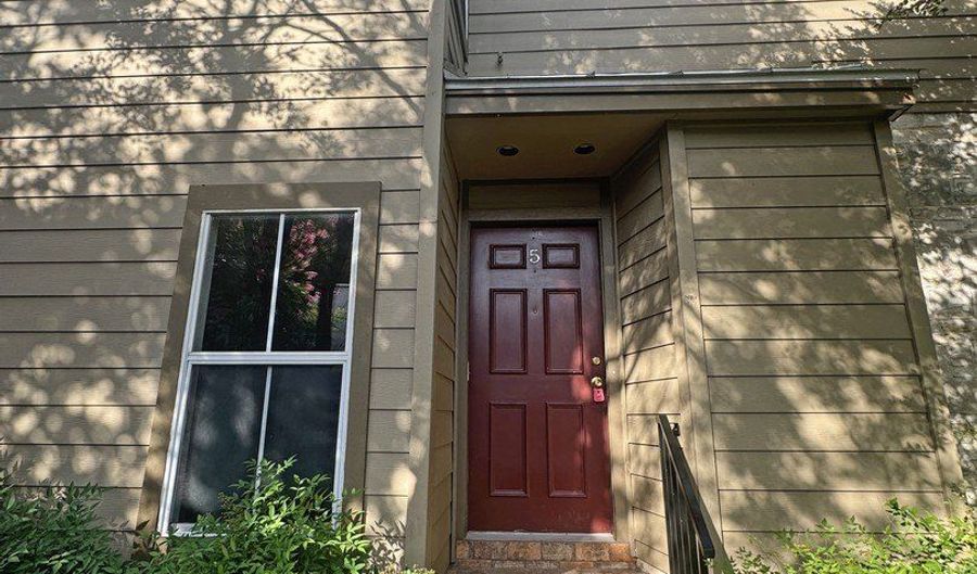 210 CIRCLE St 05, Alamo Heights, TX 78209 - 3 Beds, 2 Bath