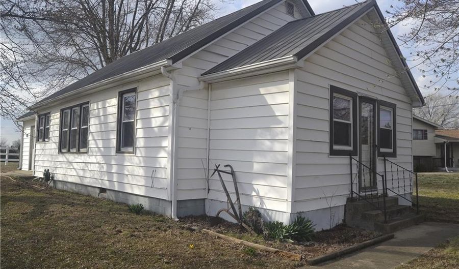 551 N Oak St, Garnett, KS 66032 - 2 Beds, 1 Bath