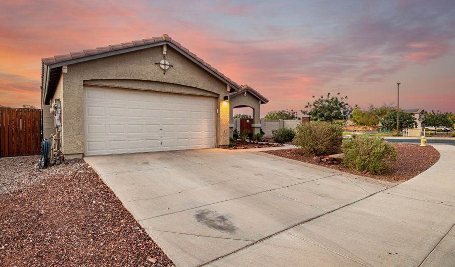 25666 W ST CHARLES Ct, Buckeye, AZ 85326 - 4 Beds, 2 Bath