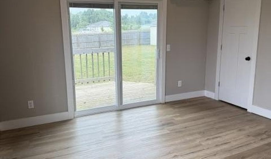 205 E Prospect St, Aurora, MO 65605 - 2 Beds, 2 Bath