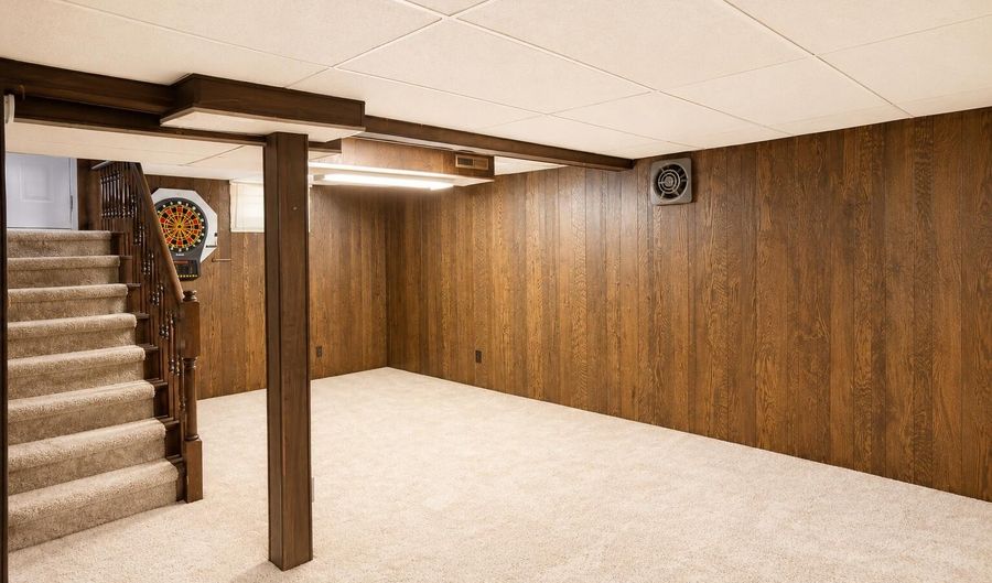 1009 S Kline St, Aberdeen, SD 57401 - 4 Beds, 2 Bath