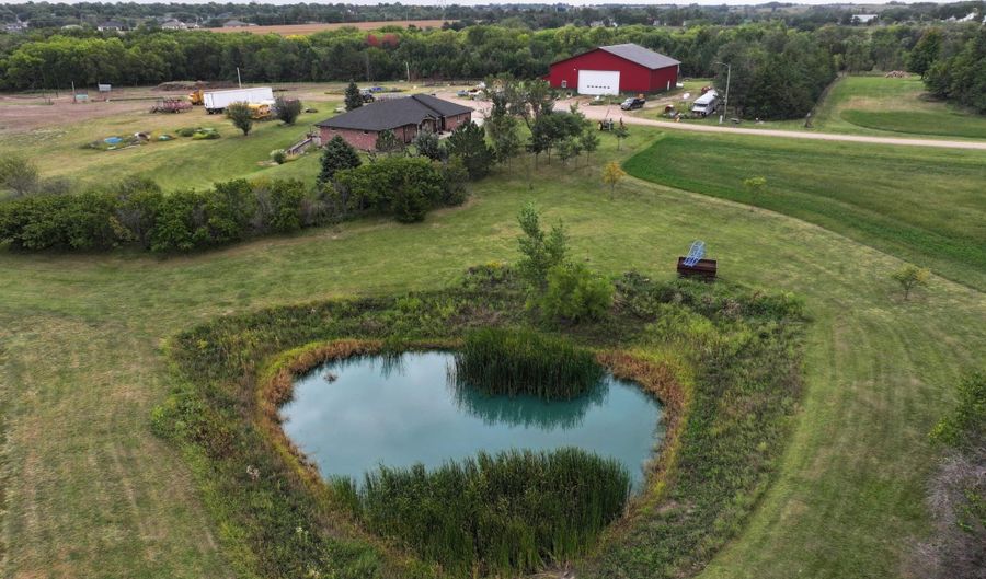 27450 SW 32nd Rd, Beatrice, NE 68319 - 3 Beds, 3 Bath
