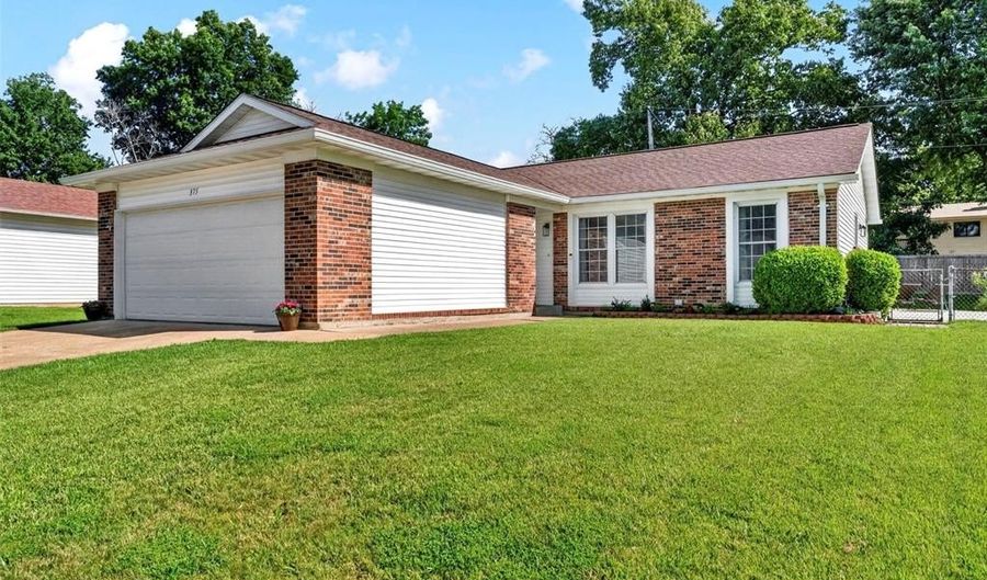 375 Novara Dr, Ballwin, MO 63021 - 3 Beds, 2 Bath