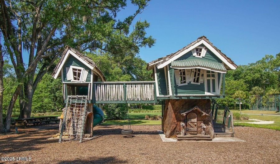 13 Tomlow Trce, Beaufort, SC 29906 - 2 Beds, 3 Bath