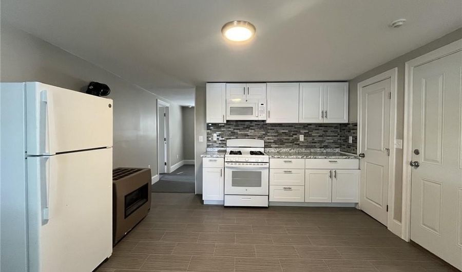 217 State St 2R, Bristol, RI 02809 - 2 Beds, 1 Bath