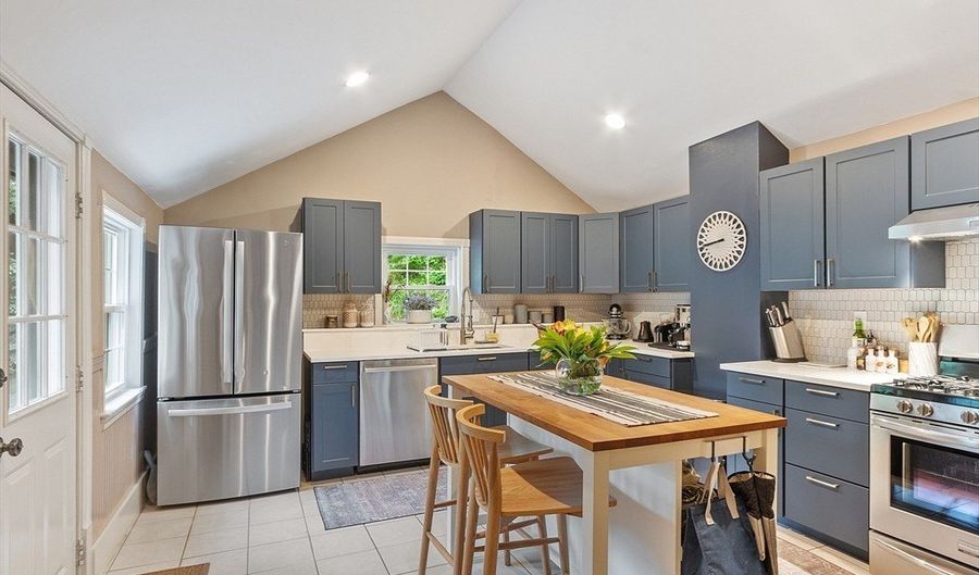18 River St 18, Andover, MA 01810 - 3 Beds, 2 Bath