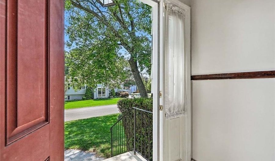 5 Tiffany Dr, Cumberland, RI 02864 - 3 Beds, 2 Bath