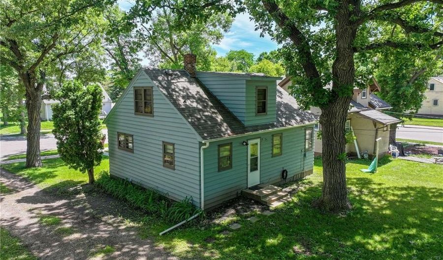 1318 Irving St, Alexandria, MN 56308 - 3 Beds, 1 Bath