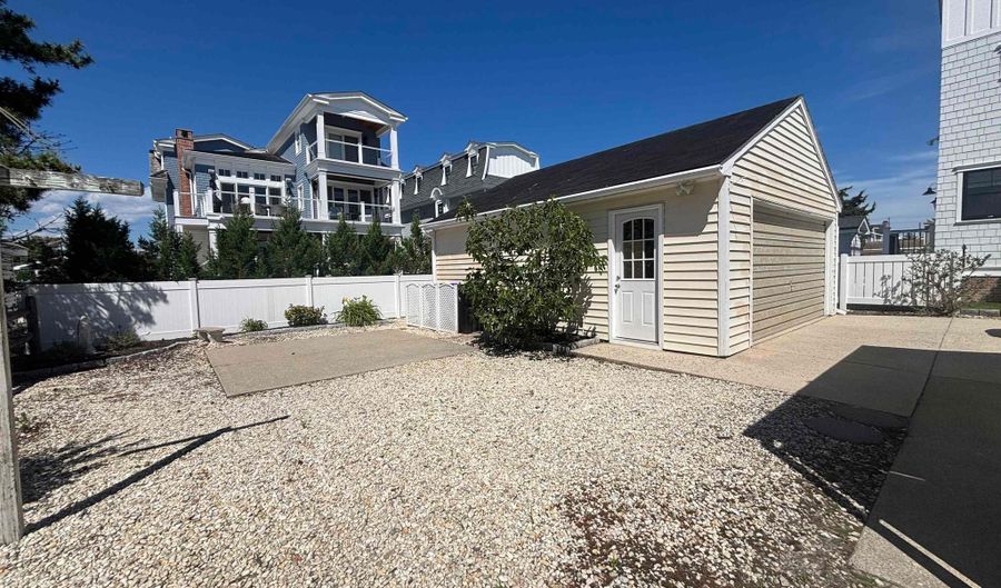 271 44th St, Avalon, NJ 08202 - 4 Beds, 2 Bath