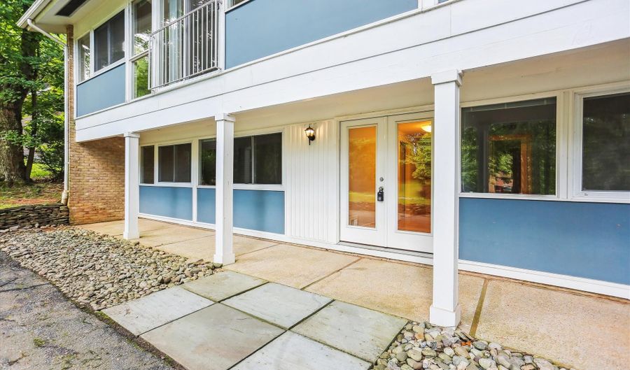 8206 STONE TRAIL Dr, Bethesda, MD 20817 - 4 Beds, 3 Bath