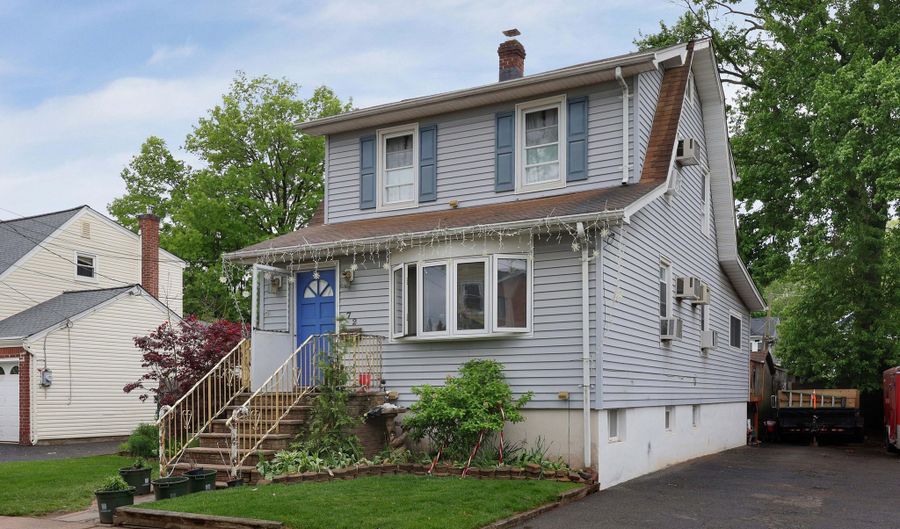 72 Terrace St, Bergenfield, NJ 07621 - 5 Beds, 3 Bath