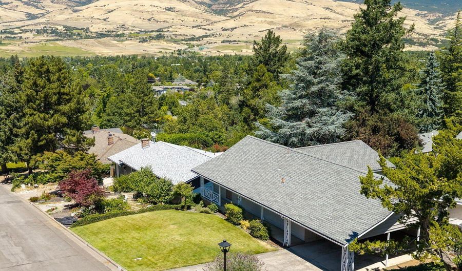1150 Hillview Dr, Ashland, OR 97520 - 3 Beds, 2 Bath