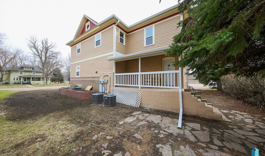 111 N 6th St, Beresford, SD 57004 - 5 Beds, 3 Bath