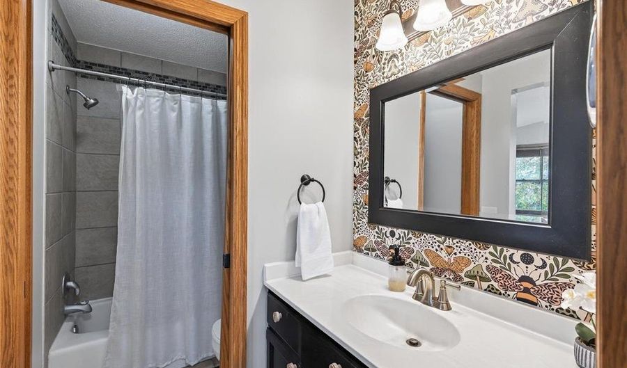 5325 Highpointe Ter, Bloomington, MN 55437 - 1 Beds, 2 Bath