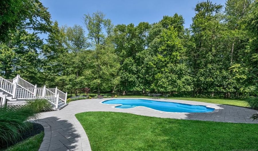 31 Gloria Dr, Allendale, NJ 07401 - 5 Beds, 6 Bath