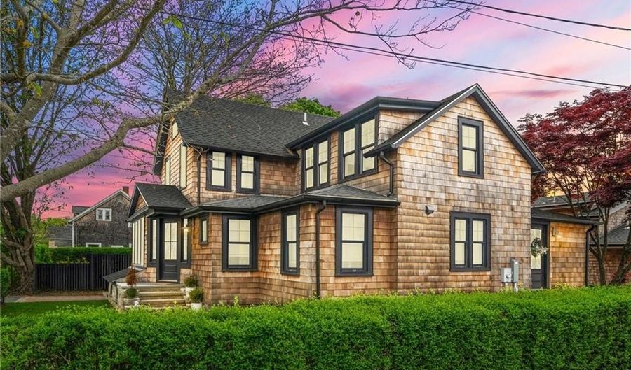 14 Robinson St, Narragansett, RI 02882 - 3 Beds, 3 Bath
