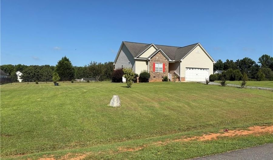 550 Honeysuckle Rdg, Asheboro, NC 27205 - 3 Beds, 2 Bath