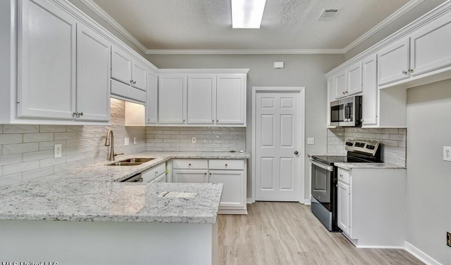 301 White Oak Dr, Brandon, MS 39047 - 3 Beds, 2 Bath