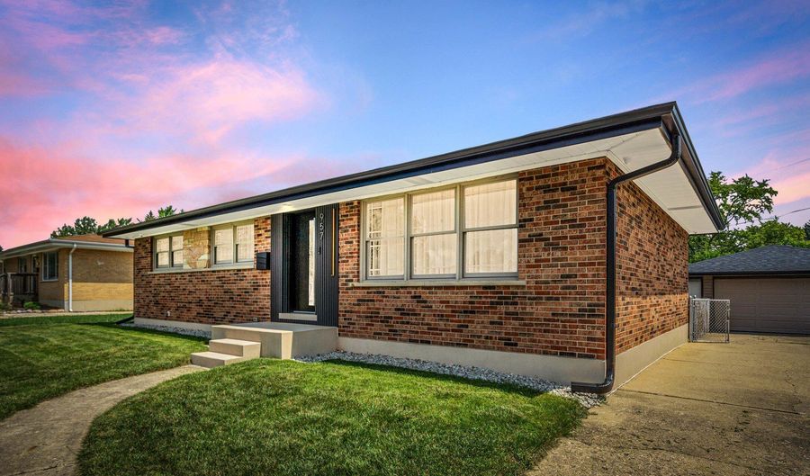 957 N HOWARD Ave, Addison, IL 60101 - 3 Beds, 2 Bath
