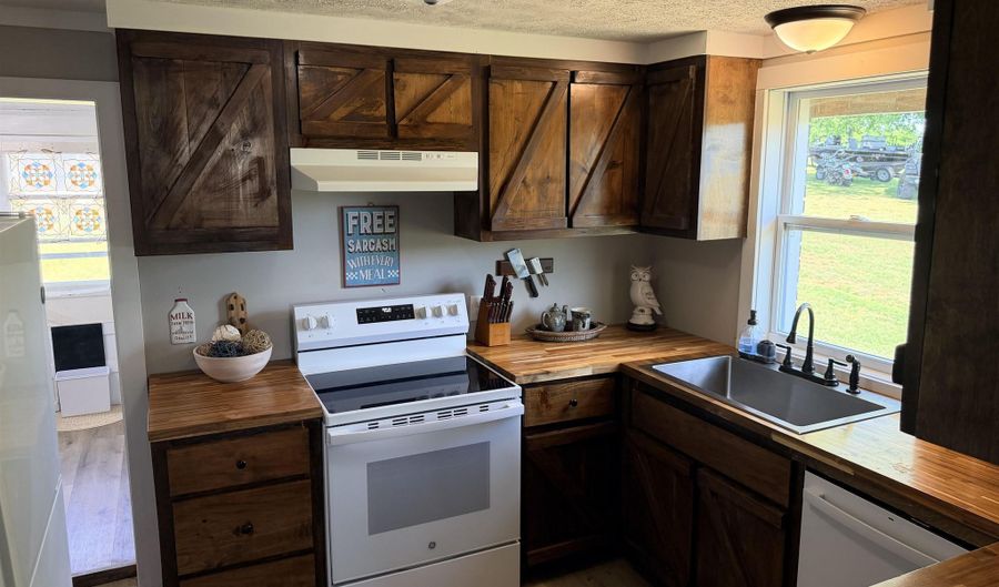 819 N MAPLE St, Adamsville, TN 38310 - 1 Beds, 2 Bath