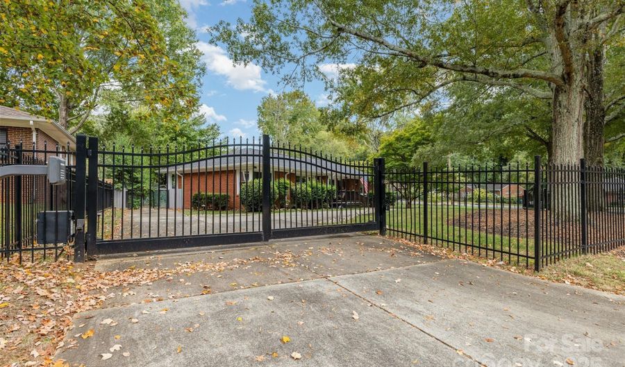 4121 Sheridan Dr, Charlotte, NC 28205 - 3 Beds, 3 Bath