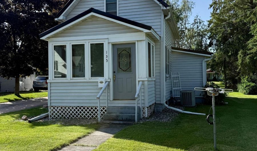 135 WEED St, Antigo, WI 54409 - 2 Beds, 1 Bath