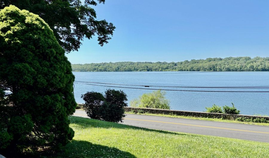 97 Middle River Rd, Danbury, CT 06811 - 3 Beds, 3 Bath