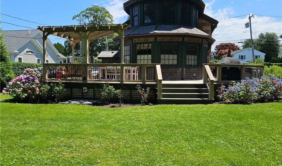 209 Coggeshall Ave, Newport, RI 02840 - 4 Beds, 4 Bath