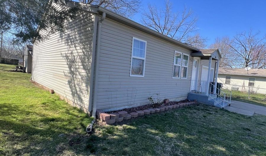 905 S Griffith Ave, Aurora, MO 65605 - 2 Beds, 1 Bath