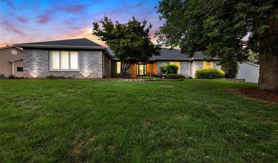 924 Forest Lake Ct, Ballwin, MO 63021 - 5 Beds, 4 Bath