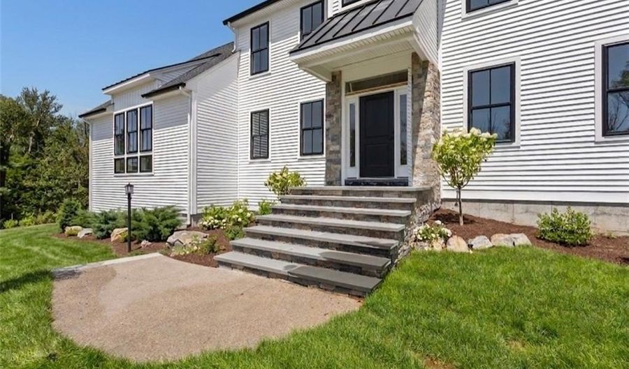 15 Tuscan Ct, Cumberland, RI 02864 - 4 Beds, 4 Bath