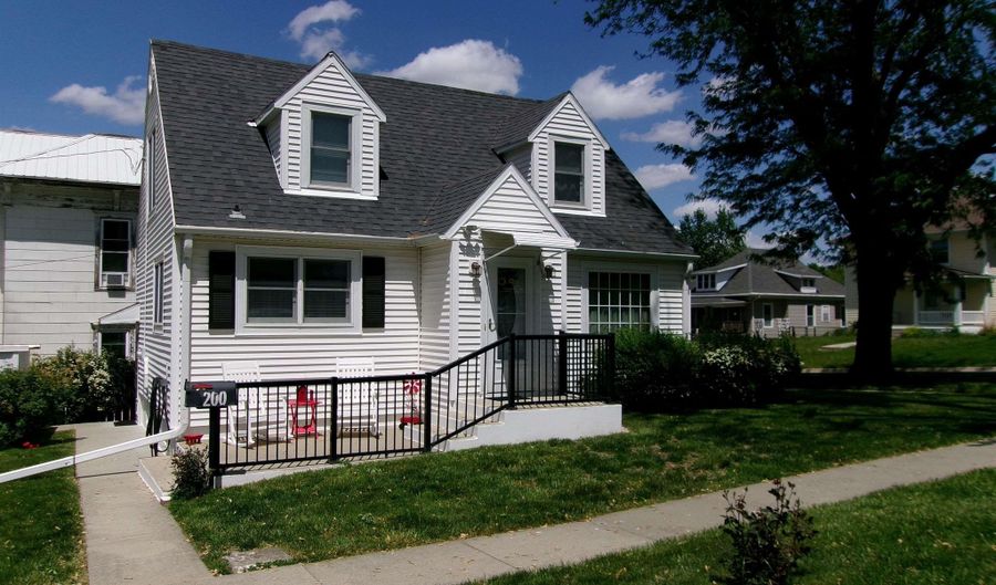 200 W 8th St, Atlantic, IA 50022 - 3 Beds, 2 Bath