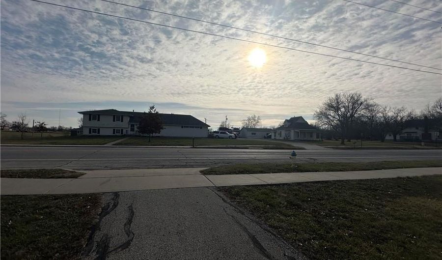 228 W 15th St, Ottawa, KS 66067 - 4 Beds, 3 Bath