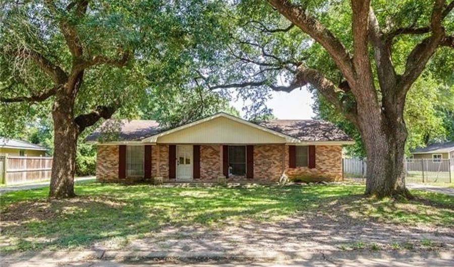 5715 CIRCLE Dr, Alexandria, LA 71301 - 3 Beds, 3 Bath
