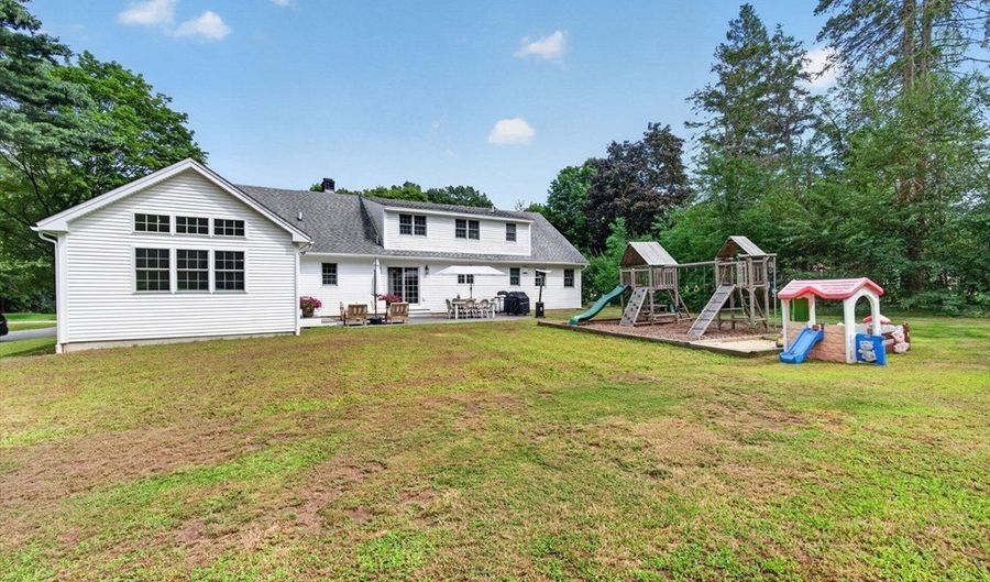 6 Hawthorne Cir, Andover, MA 01810 - 4 Beds, 2 Bath