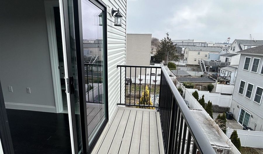 47 COTTAGE St, Bayonne, NJ 07002 - 6 Beds, 5 Bath