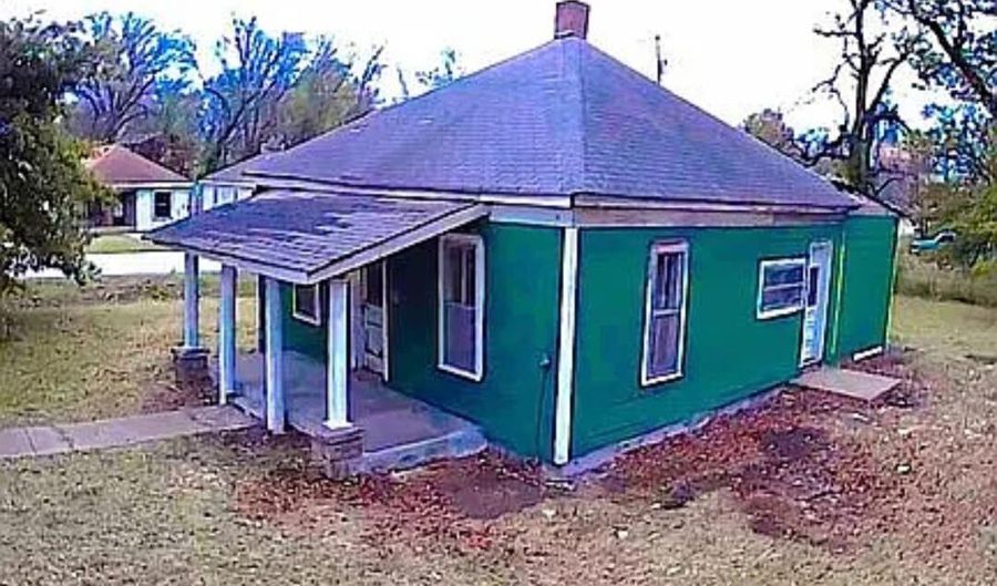 939 Wyandotte Ave, Baxter Springs, KS 66713 - 2 Beds, 2 Bath