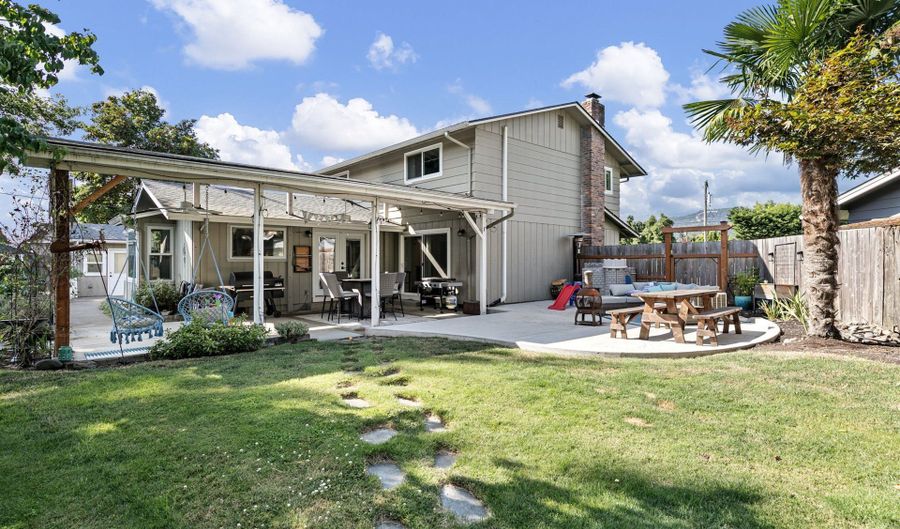 2172 FIRESIDE Ct, Springfield, OR 97477 - 4 Beds, 2 Bath