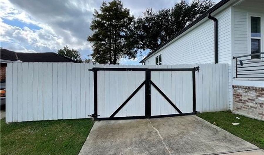 316 LIVINGSTON Ave, Arabi, LA 70032 - 3 Beds, 2 Bath