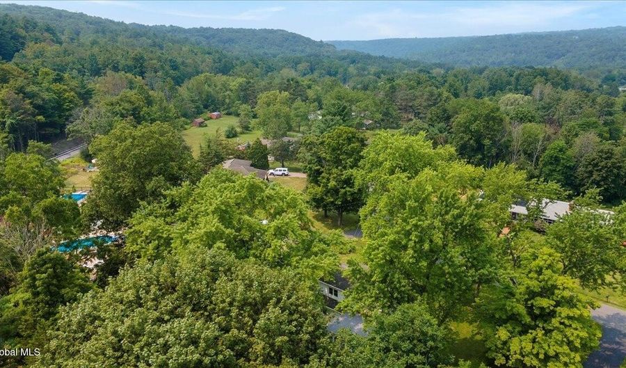 9 Sunset Dr, Altamont, NY 12009 - 3 Beds, 2 Bath