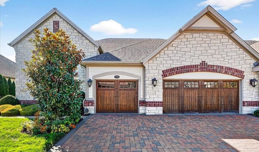 295 Meadowbrook Country Club Est, Ballwin, MO 63011 - 4 Beds, 5 Bath